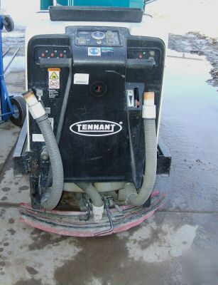 Tennant 465 floor scrubber w/battery in working conditi