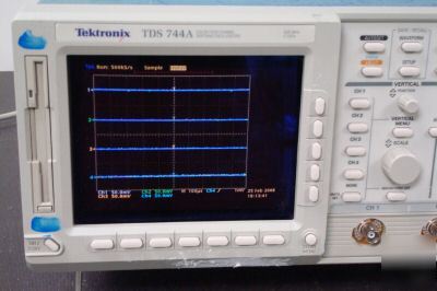 Tektronix tds 744A color 4 ch digitizing oscilloscope